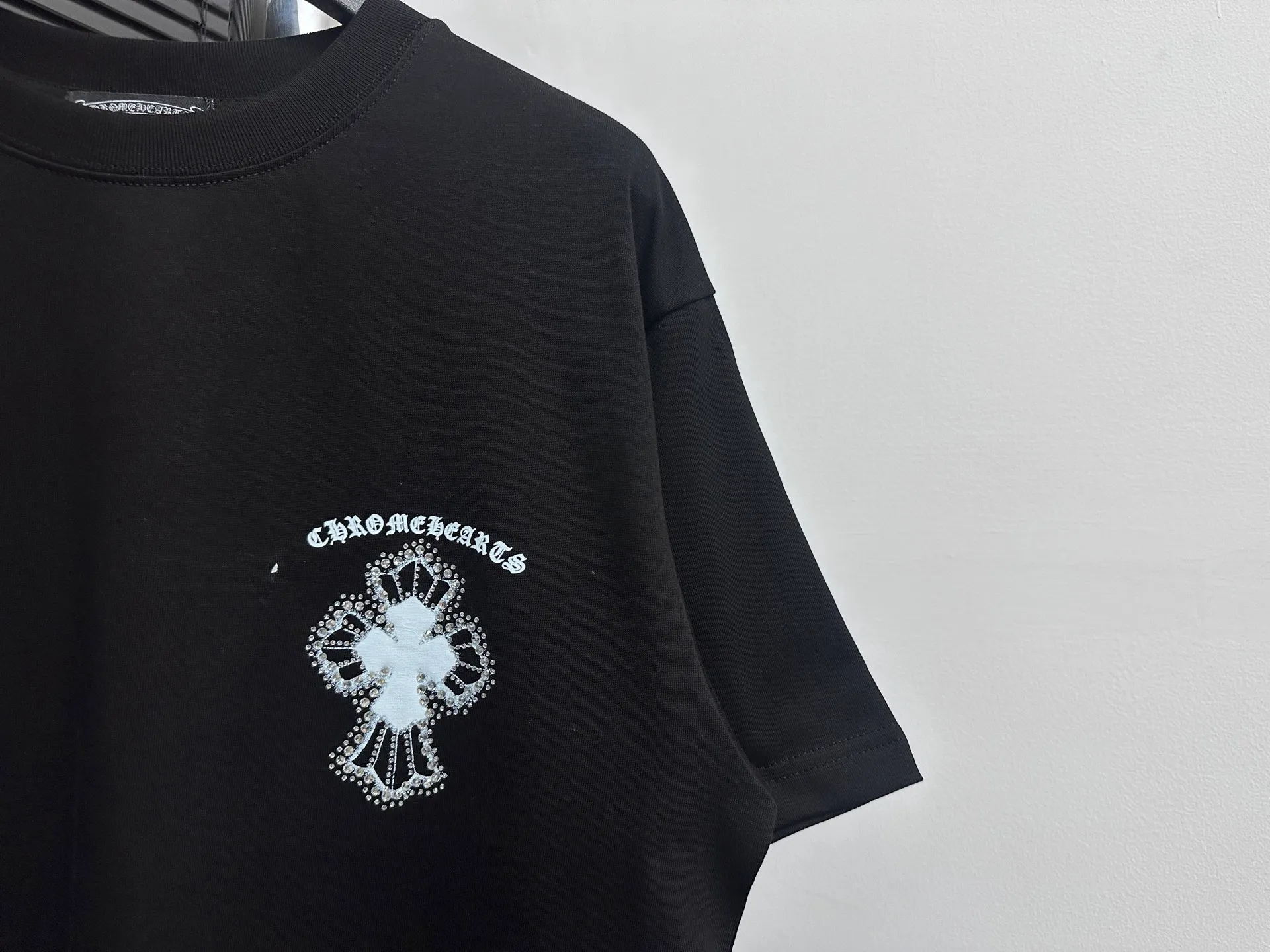🅿️190 [ChromeHearts] ChromeHearts 25ss round neck T-shirt Original fabric Official same style Short-sleeved T-shirt Customized 260g same vat dyed fabric Very comfortable to the touch Latest brick cabinet synchronization for spring and summer Fashionable and personalized Super versatile and good-looking Very suitable for both men and women A must-have item Tag Collar label Washed wheat Complete with three standards Color: Black White Size: XS-L